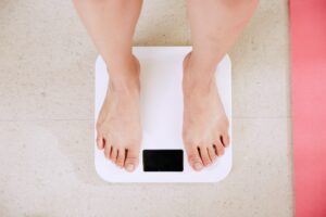 Pessoa com obesidade aferindo seu peso